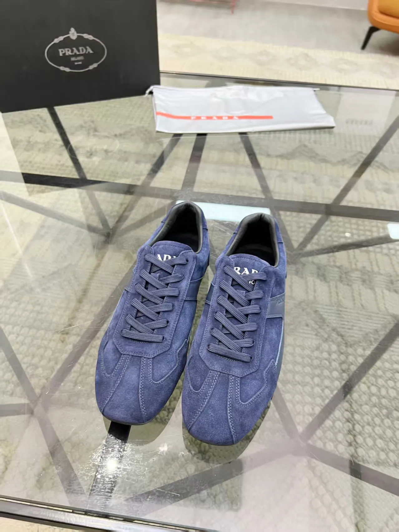 Factory price: 420💰Prada new men's leather sports shoes, the highest version on the market, any comparison is welcome🆚! The original leather has excellent texture and is super high-end! Fetal sheep net lining imported from Italy, removable pad! Luxurious materials and fine workmanship, highly recommended! Code number: 38-44, customized 45